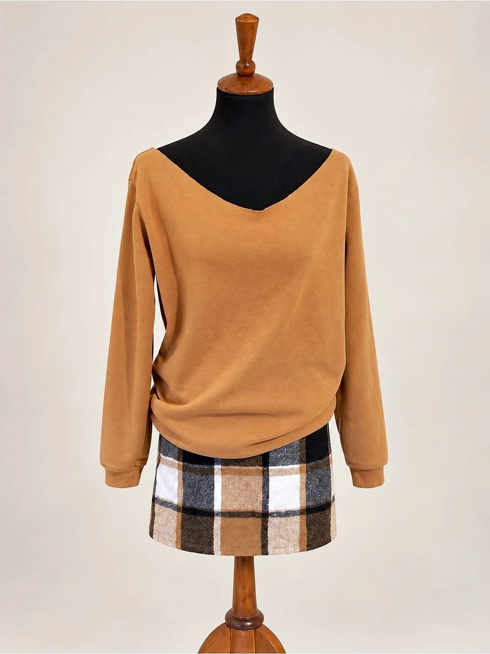 Plaid Mini Skirt in Brown & Black and sweatshirt size L